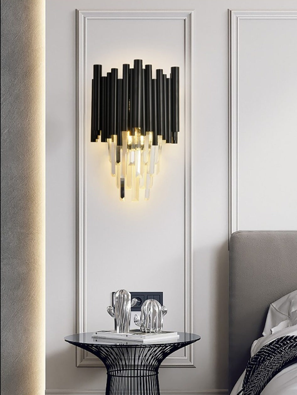 Lights of Scandinavia - Majestic (wall) - Modern Black Wall lamp for Living Room Bedroom Luxury Home Decor Wall sconce Lighting Fixture Bedside Crystal Wall Light. Luxurious crystal wall lighting. Black painted metal framework combined with high-grade K9 crystals and modern LED light sources. A modern heart encapsulated in a luxurious classic design. Perfect for refining dining rooms, living areas, hallways, entrance halls, etc.